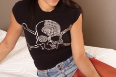 kinky teen ripping her pantyhose